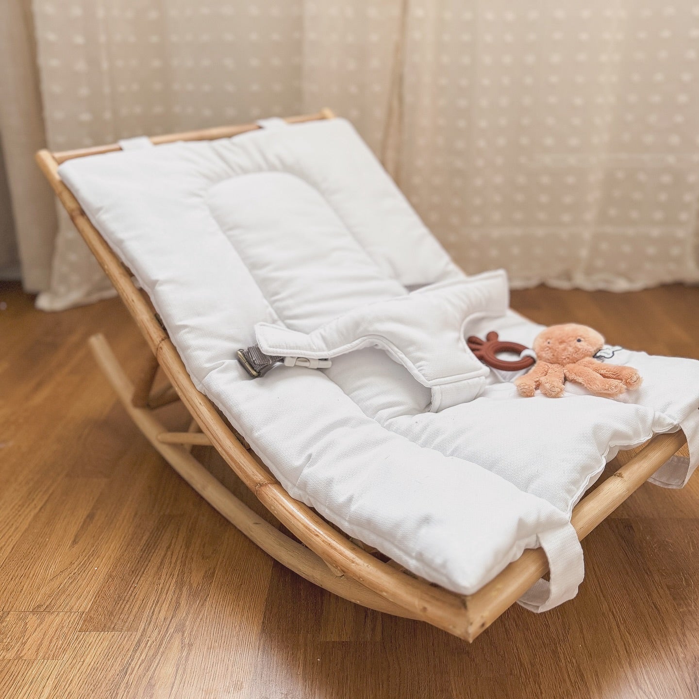 Chaise Berçante en Rotin - Pièce Artisanale pour Décoration d'Intérieur et Accessoire Photographique** - Cocon by Pharell